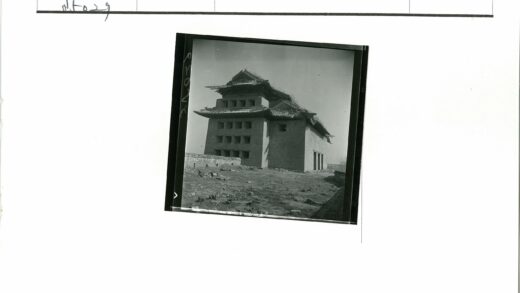 传统石墙环绕的多层建筑.jpg