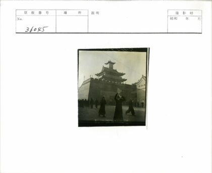 传统石墙钟塔建筑前的人群.jpg