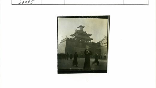 传统石墙钟塔建筑前的人群.jpg