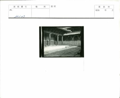 传统石庭院持篮人建筑景观.jpg