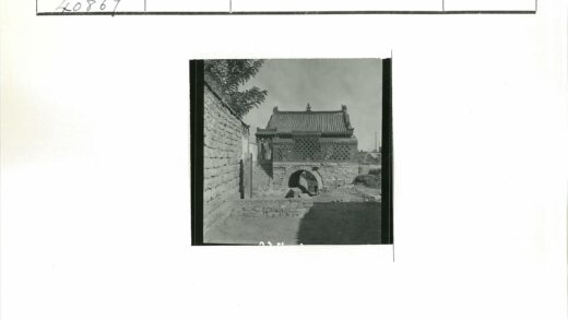 传统石拱道与瓦片屋顶景观.jpg