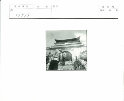 传统石木门前的行人.jpg