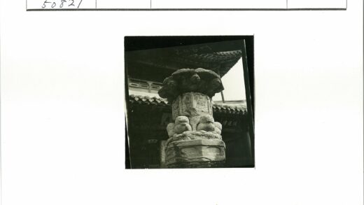 传统石柱雕刻与动物纹饰特写.jpg