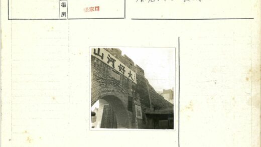 传统石牌坊与建筑背景.jpg
