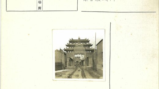传统石门与土路街景.jpg