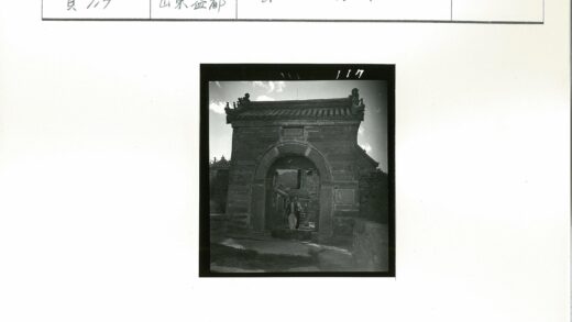 传统石门庭院与远山散步.jpg