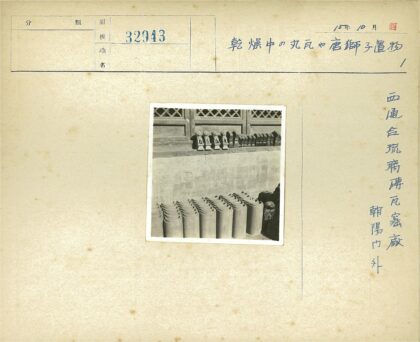 传统石雕与格子窗建筑细节.jpg