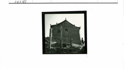 传统砖墙建筑与人像.jpg