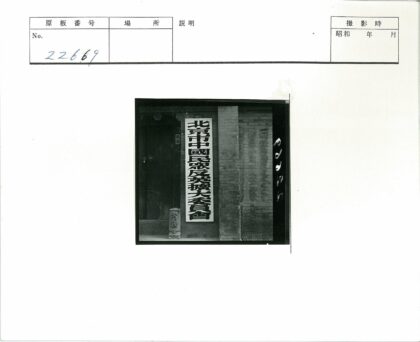 传统砖墙木门雕花石柱.jpg