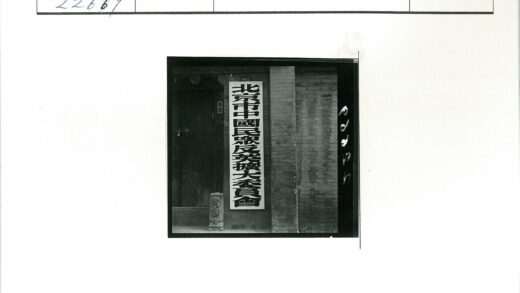 传统砖墙木门雕花石柱.jpg