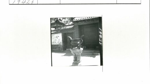 传统砖建筑前金属香炉石基座.jpg