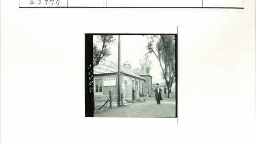 传统砖房与自然景观.jpg