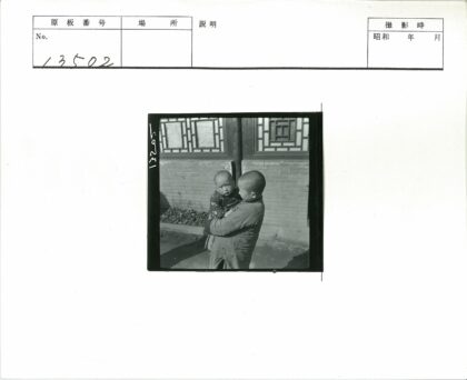 传统砖房前母子温馨瞬间.jpg