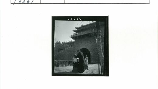 传统砖房前理发场景.jpg