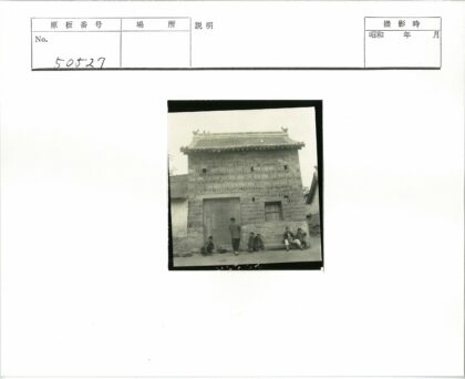 传统砖房前的人群合影.jpg