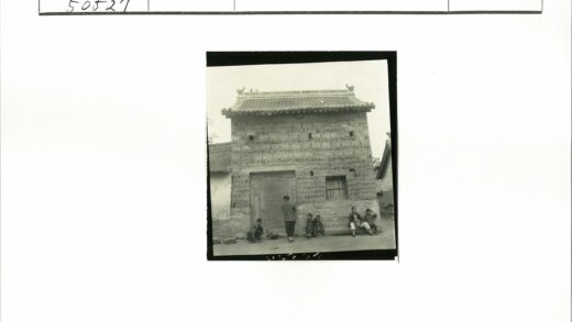 传统砖房前的人群合影.jpg