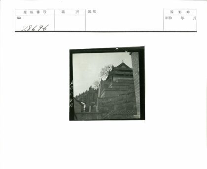 传统砖楼与石阶冬景.jpg