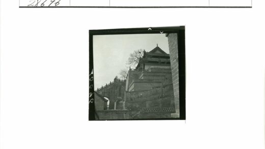 传统砖楼与石阶冬景.jpg