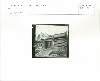 传统砖砌建筑与瓦片屋顶.jpg