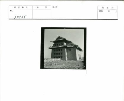 传统砖砌建筑与荒芜前景.jpg