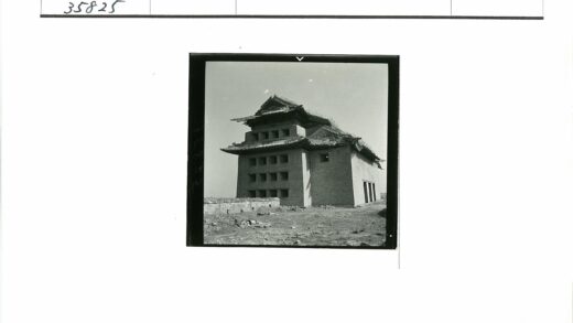 传统砖砌建筑与荒芜前景.jpg
