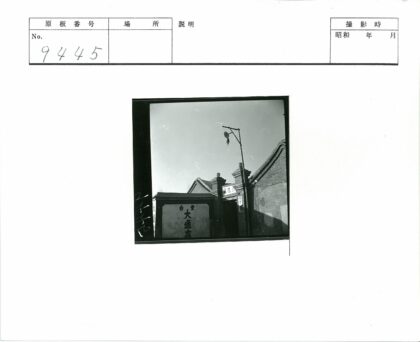 传统砖砌建筑与路灯街景.jpg