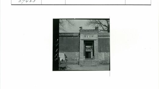 传统砖砌建筑前老人与雕刻招牌.jpg