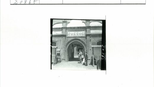 传统砖砌拱门与家庭合影.jpg