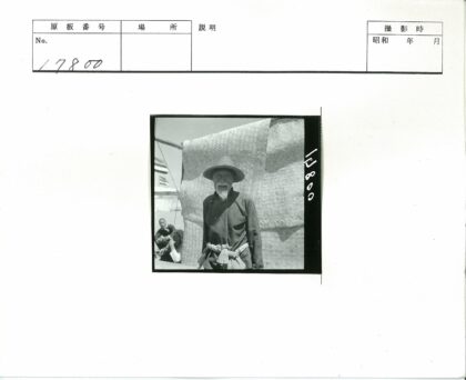 传统礼帽大胡子男子微笑肖像.jpg
