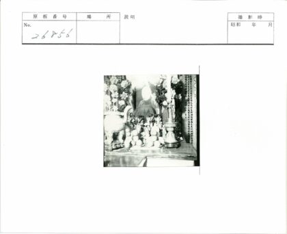 传统神社供奉与书法装饰.jpg