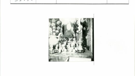 传统神社供奉与书法装饰.jpg