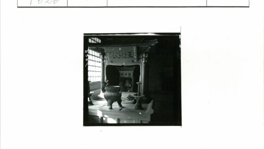 传统神社祭坛与木雕细节.jpg