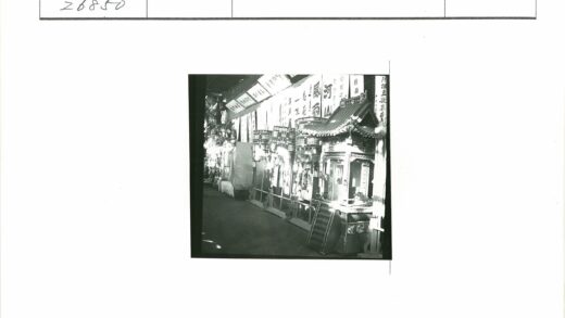传统祭坛与汉字横幅走廊.jpg