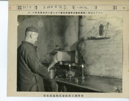传统祭坛仪式男子持香烛.jpg