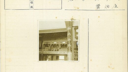 传统祭坛供品与雕刻柱时钟.jpg