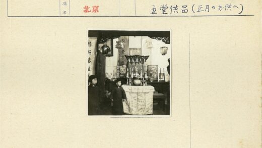 传统祭坛前孩童与装饰.jpg