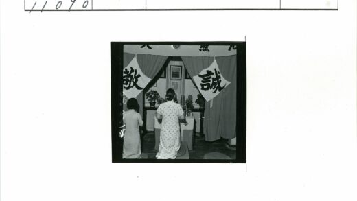 传统祭坛前的妇女祭拜.jpg
