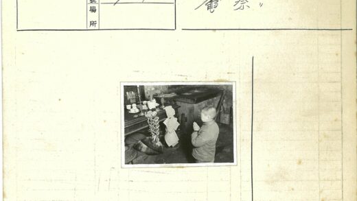 传统祭坛前的虔诚祈祷.jpg