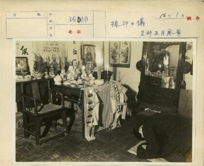 传统祭坛室内宗教仪式场景.jpg