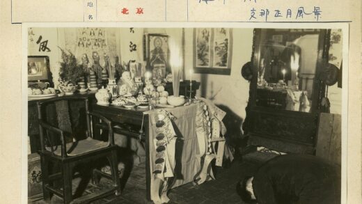 传统祭坛室内宗教仪式场景.jpg