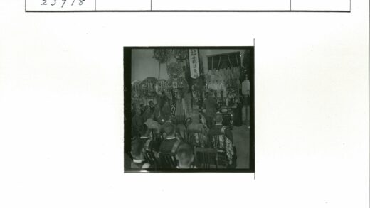 传统祭坛花卉与碑文室内场景.jpg
