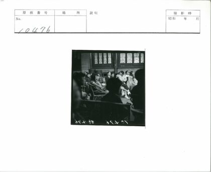 传统窗边人群合影.jpg