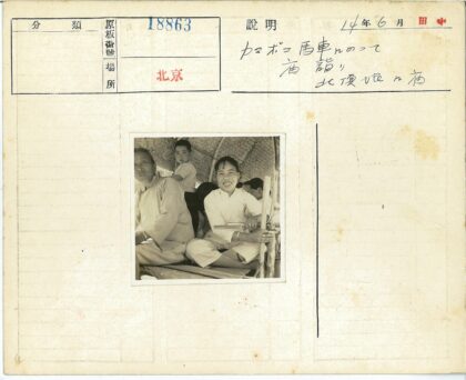 传统竹屋中的划桨妇女与祖孙.jpg