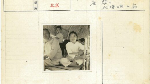 传统竹屋中的划桨妇女与祖孙.jpg