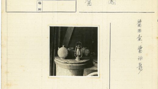 传统粘土容器与木桶灯笼摆设.jpg