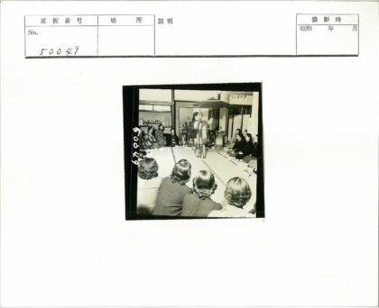 传统纸伞表演室内场景.jpg