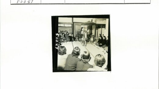 传统纸伞表演室内场景.jpg