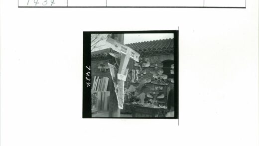 传统纸艺风筝与砖房瓦顶户外展示.jpg