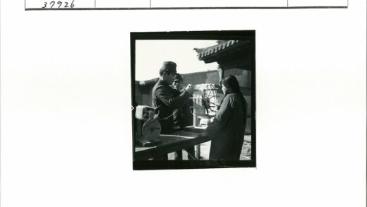 传统纺织工艺户外捻纱场景.jpg
