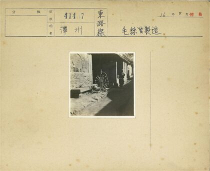 传统纺车与砖墙人文景观.jpg
